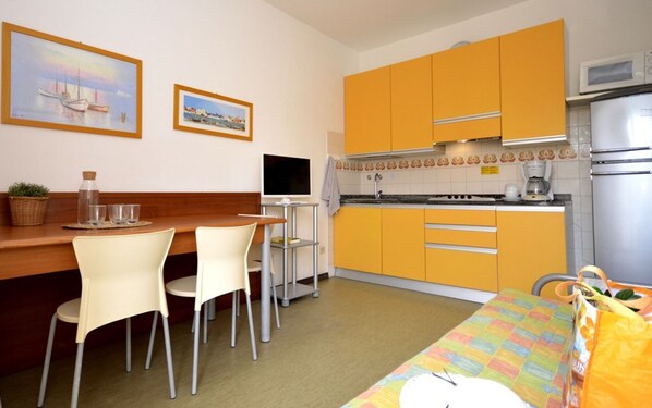 Réfrigérateur, micro-ondes, plaque de cuisson, cafetière/bouilloire