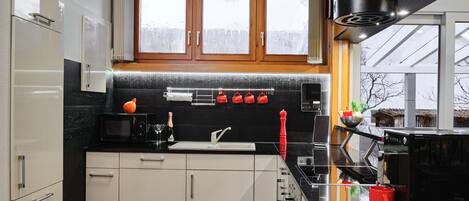 Frigorifero, microonde, forno, piano cottura