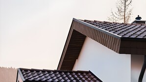 A building with a dark blue door, a potted plant, and the address 'Wiesstraße 26' on the wall. - Holiday Home 'Am Millibach' with Private Terrace, Private Garden and Wi-Fi (Wehingen)