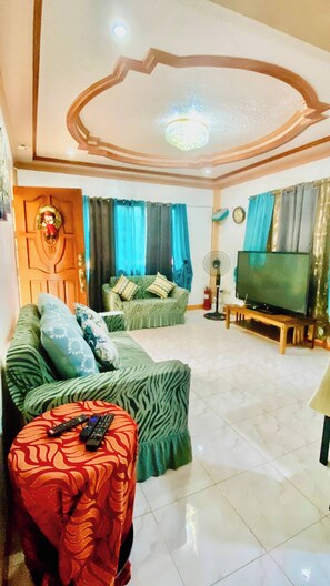 House, 3 Bedrooms, Smoking | Living room