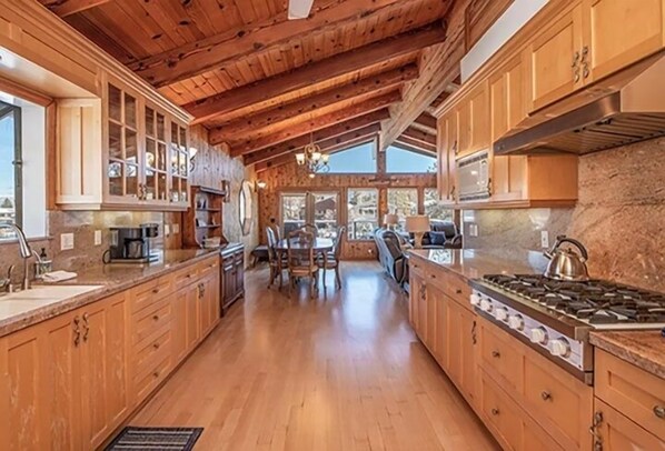 บ้านพัก, 4 ห้องนอน | ครัวส่วนตัว