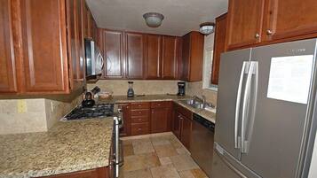 House, 3 Bedrooms | Private kitchen