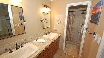 House, 3 Bedrooms | Bathroom