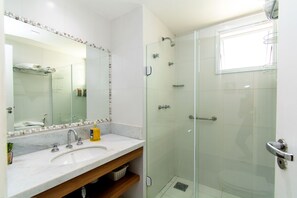 Hiustenkuivaaja, pyyhkeet, saippua, vessapaperi