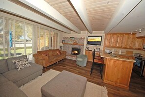 Condo, 3 Bedrooms | Living area