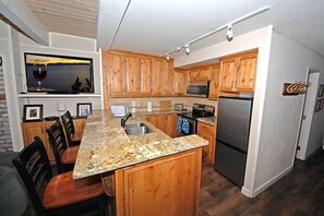 Condo, 3 chambres | Cuisine privée