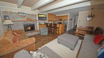 Condo, 3 Bedrooms | Living area