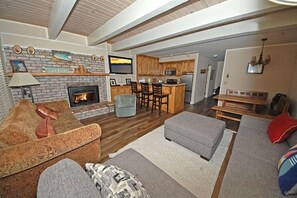 Condo, 3 chambres | Aire de séjour