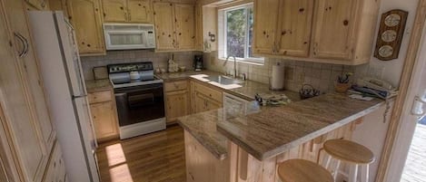 House, 3 Bedrooms | Private kitchen