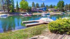 Una propiedad junto al lago con muelle, barcos y casas.