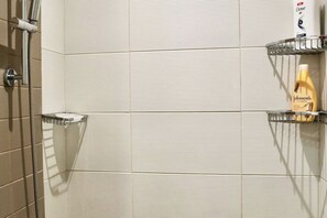 تجهيزات دش، مجففات شعر، مراحيض شطف، مناشف