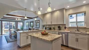 House, 3 Bedrooms | Private kitchen