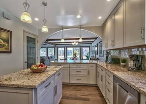 House, 3 Bedrooms | Private kitchen