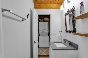 Cabin, 2 Bedrooms | Bathroom | Towels, shampoo