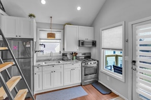 Huisje, 2 slaapkamers | Privékeuken | Een koelkast, een oven, een koffiezetapparaat/waterkoker