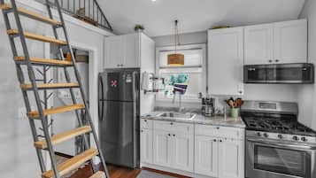 Chalet rustique, 2 chambres | Cuisine privée | Réfrigérateur, un four, cafetière-théière, grille-pain