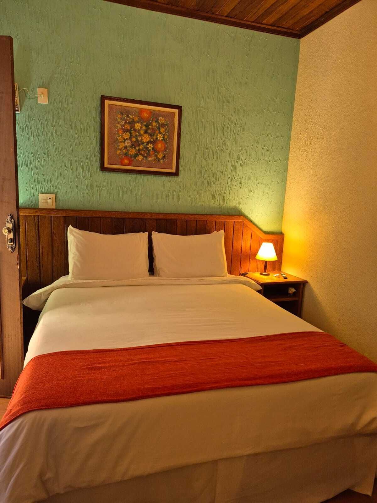 Deluxe Triple Room | Minibar, individually decorated, individually furnished, blackout drapes
