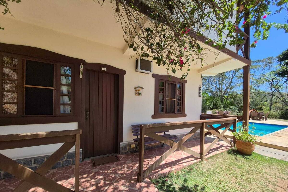 Ein Haus mit Pool, einer Holzterrasse und einem Garten.