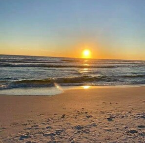 A beach with the sun setting over the ocean, creating a calm and serene atmosphere. - Pet Friendly Beach Retreat on 30a - Sleeps 14 (Santa Rosa Beach)