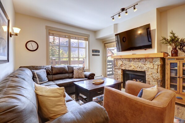 Condo, 2 chambres | Aire de séjour