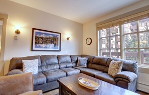 Appart'hôtel, 2 chambres | Coin séjour