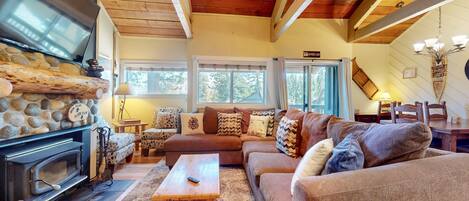 Kondominium, 2 kamar tidur | Area keluarga | Smart TV dan layanan streaming