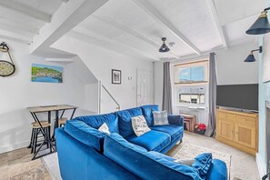 Televisión y chimenea 