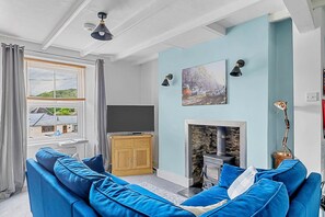 TV, fireplace - Farleigh Cottage (Looe)