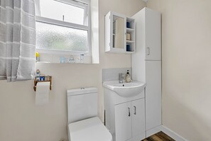 Shower, towels - Farleigh Cottage (Looe)