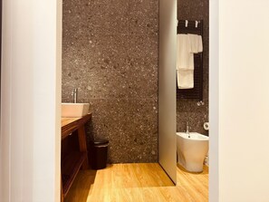 Bañera de hidromasaje, secador de pelo, bidé y jabón