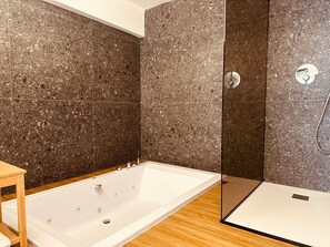 Vasca idromassaggio, asciugacapelli, bidet, sapone