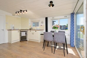 Fridge, microwave, oven, electric kettle - Forest Lodge (Pwllheli)