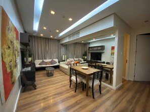 Apartment, 2 Bedrooms, Accessible, Patio | Living room | Books