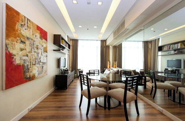 Dining room - Elegant 2BR Apartment in Upscale Fort BGC Fast Wifi (Taguig)