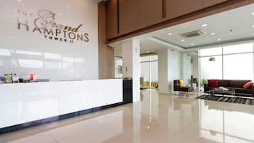 Apartment, 2 Bedrooms, Accessible, Patio | Lobby