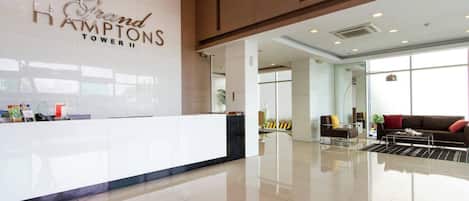 Apartment, 2 Bedrooms, Accessible, Patio | Lobby