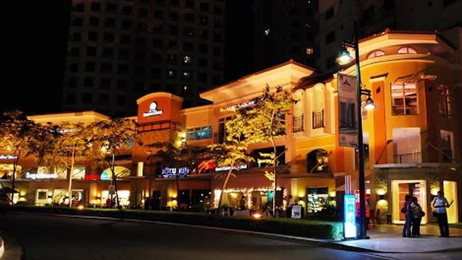 Elegant 2BR Apartment in Upscale Fort BGC Fast Wifi