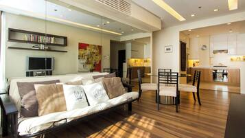 Apartment, 2 Bedrooms, Accessible, Patio | Living room | Books