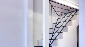 A modern staircase with geometric metal railings and white walls. - White Lion - Harmonious apartment near Santa Maria Novella (Florence)
