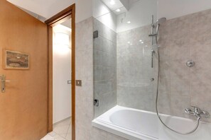 Douche, sèche-cheveux, bidet, serviettes fournies