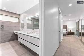 Chuveiro, secador de cabelo, toalhas de banho, sabonete