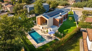 A modern house with a swimming pool, solar panels, and a well-maintained lawn. - Villa Mol - A stunnung contemprary villa with large private pool, hot tub and sauna, just a short drive from the sea (Baderna)
