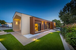 A modern two-story house with a well-maintained lawn, a driveway, and a visible garage. - Villa Mol - A stunnung contemprary villa with large private pool, hot tub and sauna, just a short drive from the sea (Baderna)
