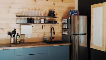 Kühlschrank, Herdplatte, Wasserkocher mit Kaffee-/Teezubehör
