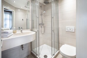 Dusche, Haartrockner, Handtücher