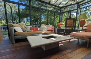 Télévision, cheminée, table de tennis de table, livres