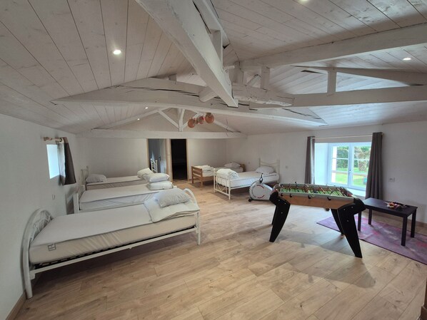 6 bedrooms, travel crib, WiFi