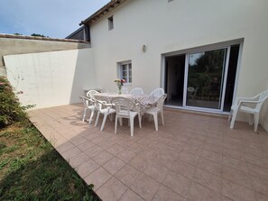 Outdoor dining - Gite O Pré'Vert, Gîte Ô Pré'Vert. Group gite, tourist rental in Le Poiré Sur Vie in the Vendée. G... (Le Poiré-sur-Vie)