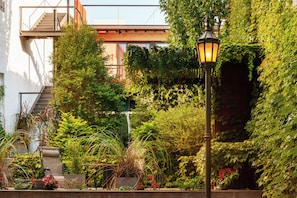 A garden with various plants and a street lamp. - Mariposita de San Telmo Hotel Boutique (Buenos Aires)