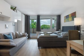 TV, table tennis - Holiday Apartment 'Hella Wahnsinn' with Shared Pool, Balcony and Wi-Fi (Sankt Englmar)